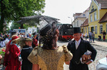Die festlich gekleideten Fahrgäste erwarten 99 2322, um am historischen Anbaden im nahen Heiligendamm teilzunehmen. (15.06.2013) <i>Foto: Joachim Bügel</i>