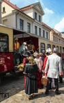 Die Festgesellschaft auf dem Weg zu den Feierlichkeiten "220 Jahre Heiligendamm" am Hp Stadtmitte in Bad Doberan.  (15.06.2013) <i>Foto: Joachim Bügel</i>