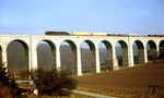 044 143 (Bw Hamm) rollt auf dem Duhnetalviadukt bei Neuenbeken talwärts in Richtung Paderborn. (11.02.1971) <i>Foto: Peter Schiffer</i>