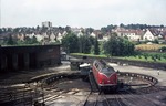 Blick aus der Lokleitung des Bw Heilbronn auf die dort wendende 220 060 vom Bw Würzburg. (05.08.1972) <i>Foto: Peter Schiffer</i>