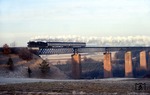 Etwas für Frühaufsteher war der E 1946, der Freudenstadt um 7.23 Uhr verließ und hier mit 038 553 die Kübelbachbrücke bei Dornstetten überquert.  (14.03.1972) <i>Foto: Peter Schiffer</i>