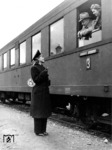 Anregendes Gespräch zwischen Reisenden und einer Aufsichtsbeamtin in Linz an der Donau. Aufällig ist, das kein Bahnsteig vorhanden ist, was aber eine Spezialität unserer südlichen Nachbarn war. (1942) <i>Foto: RVM (Ittenbach)</i>