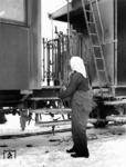Der zunehmende Personalmangel im Krieg machte auch vor den älteren Frauen nicht halt. Vielfach blieben nur Hilfstätigkeiten übrig, die keine lange Ausbildung und Berufserfahrung voraussetzten, wie hier das Befreien der Wageneinstiege von Eis und Schnee. (1943) <i>Foto: RVM (Ittenbach)</i>