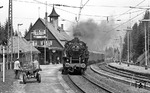 64 289 fährt mit einem Sonderzug in den Bahnhof Feldberg-Bärental ein, mit 967 m der höchstgelegene Normalspur-Bahnhof Deutschlands. (08.05.1975) <i>Foto: Burkhard Wollny</i>