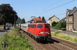 Ab und zu schafft es sogar noch eine 110 zu Fernverkehrsehren zu kommen: Im Juli 2013 beförderte 110 406 den IC 134 (Norddeich Mole - Luxembourg) bis Koblenz, hier bei der Durchfahrt in Brohl. (20.07.2013) <i>Foto: Joachim Bügel</i>