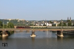 41 360 überquert mit Sonderzug DPE 75937 (Koblenz - Diepholz) vor der Koblenzer Stadtkulisse und der Burg Ehrenbreitstein die Moselbrücke in Koblenz.  (13.07.2013) <i>Foto: Joachim Bügel</i>