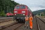 Abschied von der Baureihe 225 in NRW: Lokführer Adalbert Ston und Rangierer Gerd Maibaum vor dem letzten Zug mit 225 024 nach Egger im Bahnhof Brilon Wald. (31.07.2013) <i>Foto: Joachim Schmidt</i>