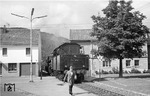 050 190-8 mit einem Militärzug in Olef/Eifel (Strecke Kall - Hellenthal). Im Vergleich hierzu die Betriebssituation des Jahres 1954 (Bild-Nr. 1408). (18.07.1975) <i>Foto: Joachim Bügel</i>