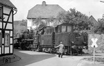 050 190 vom Bw Gremberg als "Straßenbahn" in der Ortsdurchfahrt von Olef auf dem Weg zur Militärverladeanlage Höddelbusch. (18.07.1975) <i>Foto: Joachim Bügel</i>