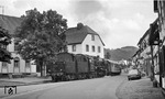 Immer wieder ein Erlebnis war die Ortsdurchfahrt durch Olef/Eifel. Besonders wenn der Lokführer sich mit dem Hinweis, er stehe im Halteverbot, auf die Schnelle an der Hausfrauenschlange in der Metzgerei vorbeimogelte. (18.07.1975) <i>Foto: Joachim Bügel</i>