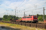 Mit etwas Glück erwischt man auch 2013 noch eine 140, wie hier 140 528, die von der Südbrücke kommend in den Rangierbahnhof Köln-Kalk Nord einfährt. (17.07.2013) <i>Foto: Joachim Bügel</i>
