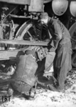 Reparaturarbeiten an einer Lok der Baureihe 50. Im Winter sicherlich kein Vergnügen. (02.1952) <i>Foto: Quebe</i>