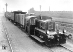 Die Firma Henschel in Kassel baute 1932 eine Kleinlokomotive mit elektrischer Kraftübertragung. Erste Gehversuche fanden mit Übergabefahrten vom Henschel-Werk in Kassel Unterstadt zum Verschiebebahnhof Kassel statt, wo auch die Aufnahme enstand. Das Abdrücksignal gehört zum "Westberg", die Esse im Hintergrund zum RAW Kassel. Die Reichsbahn übernahm das Fahrzeug im Dezember 1933 als Kbe 4735 nach eingehender Erprobung bei der Versuchsabteilung für Lokomotiven in Grunewald.  (1932) <i>Foto: RVM</i>