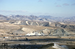 Ein Dampfzug in der typisch kargen Landschaft der Inneren Mongolei bei Reshui Sta. (11.1999) <i>Foto: Ron Lingley</i>
