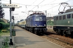 118 010 fährt mit D 302 durch den Bahnhof Erlangen. (30.07.1981) <i>Foto: Johannes Peisker</i>