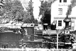 Zwischen 1873 und 1901 wurden von den Firmen Hartmann, Henschel und Schwartzkopff insgesamt 204 Lokomotiven an die Königlich Sächsischen Staatseisenbahnen geliefert. Im Laufe der Herstellung kam es immer wieder zu Modifikationen. 18 Fahrzeuge wurde als Verbundmaschinen gebaut. Die Reichsbahn übernahm 91 Maschinen und vergab die Betriebsnummern 34 7701, 34 7702 und 34 7721 bis 34 7808. Das Bild zeigt die sächs. IIIb Nr. 224 in Pötzscha (heute Stadt Wehlen). (1903) <i>Foto: Slg. Johannes Glöckner</i>