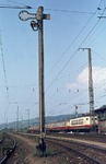 Auch wenn die Lok in den Mast gefahren ist, ein unwiederbringliches Zeitdokument des TEE "Rheingold" mit einem badischen Formsignal in Weil am Rhein. (08.07.1973) <i>Foto: Peter Schiffer</i>