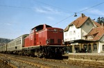 Für den Einsatz auf der Murgtalbahn von Rastatt nach Freudenstadt empfahl sich die steilstreckentaugliche mit verstärkten Bremsen und modifizierten Getriebe ausgestattete Baureihe 213. Sie löste dort die Baureihen 82 und 94 ab. (14.03.1972) <i>Foto: Peter Schiffer</i>