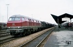 Die 1962 in Dienst gestellte V 320 001 (ab 1968: 232 001) war mit sechs Achsen, zwei 1.600-PS-Motoren (später zweimal 1.900 PS) und einer Dienstmasse von 126 Tonnen die größte und stärkste Diesellok der DB. Sie blieb aber ein Einzelstück. Nach Ende der Mietzeit bei der DB wurde sie 1974 an den Hersteller Henschel zurückgegeben. Ihre letzten Einsätze bestritt sie beim Bw Kempten, wo sie hier mit einem Güterzug auf der Allgäubahn in Buchloe Zwischenstation macht. (16.03.1974) <i>Foto: Peter Schiffer</i>