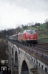 220 055 mit einem Eilzug (Offenburg - Konstanz) auf dem Reichenbach-Viadukt in Hornberg/Schwarzwald. (29.04.1973) <i>Foto: Peter Schiffer</i>