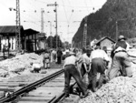 Umfangreiche Gleisarbeiten im Bahnhof Brixlegg an der Strecke Jenbach - Kufstein in Österreich. (1942) <i>Foto: RVM (Ittenbach)</i>