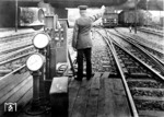 Die örtliche Aufsicht gibt der zum Bw Berlin-Lichtenberg gehörenden 93 048 einen Rangierauftrag im Bahnhof Lichtenberg. Bei der auf dem Bild dokumentierten Anlage handelt es sich wohl um eine neue Gleisfreimelde- und Bremsprobeanlage. (1930) <i>Foto: RVM</i>