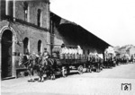 Warenanlieferung an der Güterabfertigung Karlsruhe. Interessant ist der Umstand, dass die "bahnamtlichen Rollfuhrunternehmer" noch alle unmotorisiert mit 2 PS unterwegs waren. (1929) <i>Foto: RVM</i>