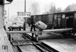 Ausklappbare und auf den Gleisen verschiebbare Ladebrücke im Bahnhof Ochtrup an der Bahnstrecke Münster - Gronau - Enschede/NL. (1931) <i>Foto: RVM</i>