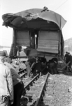 Angesichts der Schäden war es wohl ein glücklicher Umstand, dass es "nur" 14 Verletzte bei dem Zusammenstoß zu beklagen gab. Das Bild zeigt den zertrümmerten Steuerwagen ESA 177. (27.03.1955) <i>Foto: A. Dormann, Slg. W. Löckel</i>