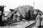Der völlig zertrümmerte Steuerwagen des ETA 177 023, der von Neuwied kommend, in Vallendar mit einem ausfahrenden Eilzug zusammenstieß. (27.03.1955) <i>Foto: A. Dormann, Slg. W. Löckel</i>