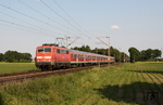 111 038 mit dem Berufsverkehrs-Verstärkungszug RB 30534 nach Wesel westlich von Mehrhoog. (06.06.2013) <i>Foto: Wolfgang Bügel</i>