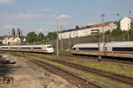403 063 begegnet als ICE 106 nach Dortmund dem entgegenkommenden 402 017 (links) als ICE 858 aus Berlin in Wuppertal-Steinbeck. (27.05.2013) <i>Foto: Wolfgang Bügel</i>