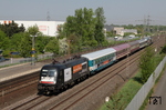 Der bunt zusammen gewürfelte HKX 1800 mit ES 64 U2-036 auf der Fahrt von Hamburg nach Köln bei Langenfeld-Berghausen. (06.05.2013) <i>Foto: Wolfgang Bügel</i>