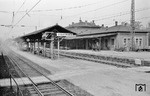 Blick aus dem Zug auf den Bahnhof Straubing an der Bahnstrecke Passau - Regensburg.  (04.05.1962) <i>Foto: Walter Hollnagel</i>