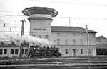 64 042 rangiert vor dem neuen Sp Dr S60-Stellwerk im Bahnhof Passau. (04.05.1962) <i>Foto: Walter Hollnagel</i>