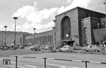 Gesamtansicht auf das Empfangsgebäude des Stuttgarter Hauptbahnhofs mit großer Bahnhofshalle (rechts), Kopfbahnsteighalle mit Arkadengang und kleiner Schalterhalle (links). Die große Schalterhalle war ursprünglich für den Fernverkehr bestimmt, der über die Gleise 7 bis 16 abgewickelt wurde, die kleine Schalterhalle diente mit den Gleisen 1 bis 6 dem Vorortverkehr.  (10.05.1962) <i>Foto: Walter Hollnagel</i>