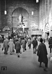 Die Schalterhalle im Stuttgarter Hauptbahnhof. Vgl. hierzu auch Bild Nr. 5224 aus dem Jahre 1930. (10.05.1962) <i>Foto: Walter Hollnagel</i>
