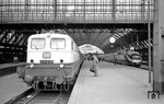 E 10 1239 vor dem TEE "Rheingold" und ein VT 11 als TEE "Saphir" im Kölner Hauptbahnhof. (19.05.1962) <i>Foto: Walter Hollnagel</i>