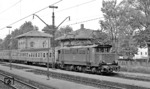 Der letzte Wendezug mit BR 144 verlässt den Bahnhof Großhesselohe Isartalbf. (28.09.1979) <i>Foto: Frank Lüdecke</i>