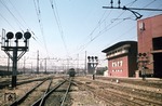 Blick in das Gleisvorfeld von Florenz. Dieser Teil des Bahnhofs blieb erstaunlicherweise fast unbeschädigt, während der Bahnhof Florenz Santa Maria Novella dem Erdboden gleich gemacht wurde (vgl. Bild Nr. 3829). (07.1944) <i>Foto: Walter Hollnagel</i>