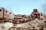 Die besonders große Zerstörungskraft nach dem schweren Luftangriff auf das Ausbesserungswerk Florenz Porta Psato zeigt auch eindrucksvoll dieses Bild. Vorne steht entweder E 428 090 oder 242. Beide wurden als Kriegsverluste ausgemustert.  (07.1944) <i>Foto: Walter Hollnagel</i>