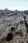 Der erhöhte Standpunkt verdeutlicht das ganze Ausmaß der Zerstörung im Hauptbahnhof der toskanischen Hauptstadt Florenz. (07.1944) <i>Foto: Walter Hollnagel</i>