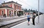 Im Bahnhof von Tavernelle Emilia (nördlich von Bologna) geht es recht entspannt zu und alles nimmt mitten im Krieg seinen gewohnten Lauf. Rechts ist E 626 114 eingefahren. (07.1944) <i>Foto: Walter Hollnagel</i>