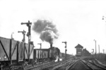 Eine unbekannte 55 leistet Schubhilfe bei einem Güterzug im Bahnhof Büchen. (02.06.1955) <i>Foto: Walter Hollnagel</i>