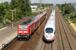ICE 625 (Essen - München) begegnet in Langenfeld der am Haltepunkt Berghausen ausfahrenden S 6 (143 949) nach Essen. (14.08.2013) <i>Foto: Joachim Bügel</i>