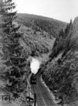 Eine P 10 hat den Scheitelpunkt des Thüringer Waldes am Brandleitetunnel kurz vor Oberhof (Thür) fast erreicht. Mit einer Länge von 3039 m ist er der längste Eisenbahntunnel Thüringens. Rechts unten zeigt das Vorsignal der Gegenrichtung freie Einfahrt in den Bahnhof Gehlberg.  (1934) <i>Foto: RVM</i>
