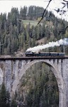 Der Wiesener Viadukt ist eine 210 m lange und 89 m hohe Eisenbahnbrücke südlich von Davos Wiesen im Schweizer Kanton Graubünden. Über diese Brücke führt die Bahnstrecke Davos Platz–Filisur, die von der Rhätischen Bahn (RhB) betrieben und gerade von Extrazug 3021 mit RhB G 4/5 107 befahren wird. (13.10.1988) <i>Foto: Ulrich Neumann</i>