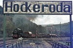 Das Bahnhofsschild von Hockeroda scheint fast dem Alter von 95 0014 zu entsprechen, die den Bahnhof mit Ng 66483 in Richtung Probstzella durchfährt. (07.04.1977) <i>Foto: Joachim Bügel</i>