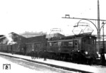 Die preußische EP 10503 (ab 1912 erhielt die Lok die Gattungsbezeichnung "ES" mit der Umzeichnung auf "3 Halle") im Bahnhof Dessau. Die Lokomotiven ES 1 bis ES 3 der Preußischen Staatsbahn waren die ersten Versuche der Eisenbahngesellschaft mit der elektrischen Traktion und wurden vor allem zwischen 1911 und Kriegsbeginn 1914 auf dem Streckenabschnitt Dessau–Bitterfeld erfolgreich erprobt. ES 3 (vorgesehen als E 00 03) war die einzige der 2'B1' w1k-Versuchslok, deren Aufbau mit Holzverkleidung ausgestattet war. Die Lok erlebte die geplante Umzeichnung zur E 00 03 allerdings nicht mehr, da sie 1923 ausgemustert wurde. Hinter der Lok läuft einer der 3-achsigen preußischen Heizwagen, die zu dieser Zeit auch gerade in größerer Zahl ausgeliefert wurden. Bei dem Zug handelt es sich höchstwahrscheinlich um einen Personenzug, dem vor dem dreiachsigen Gepäckwagen und den nachfolgenden dreiachsigen Abteilwagen (der erste ist ein D3pr04) ein Güterwagen, vermutlich für Stückgut oder Eilgut beigestellt ist. (1911) <i>Foto: RVM-Archiv</i>