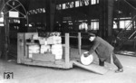 Verladung von Expressgut in einem Prototyp zur erleichterten Beförderung schwerer Expressgüter. Aufnahme im Bahnhof Dresden-Neustadt. (1935) <i>Foto: RVM</i>